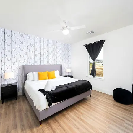 Refined Living In A Vibrant Locale Dream Stay